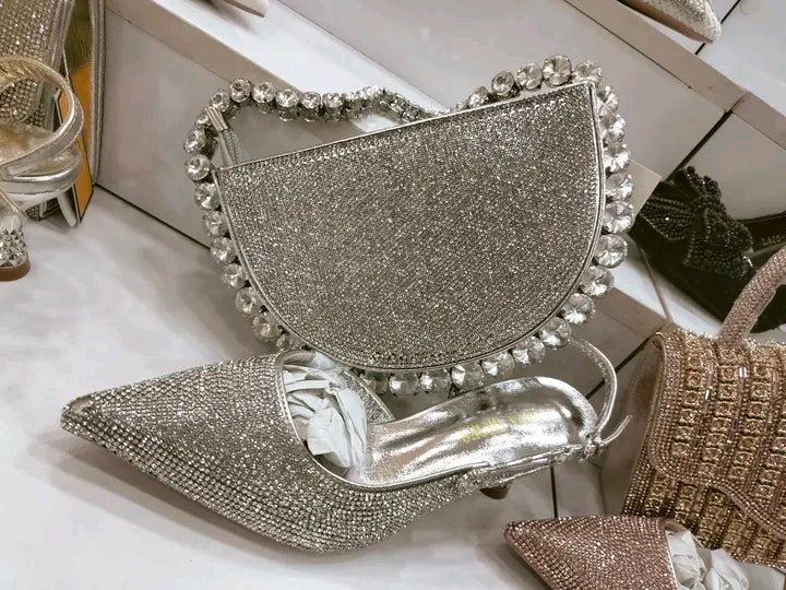 حذاء بكعب عالي مع حقيبة صغيرة
