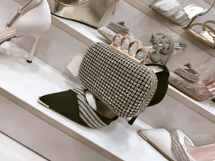 حذاء بكعب عالي مع حقيبة صغيرة